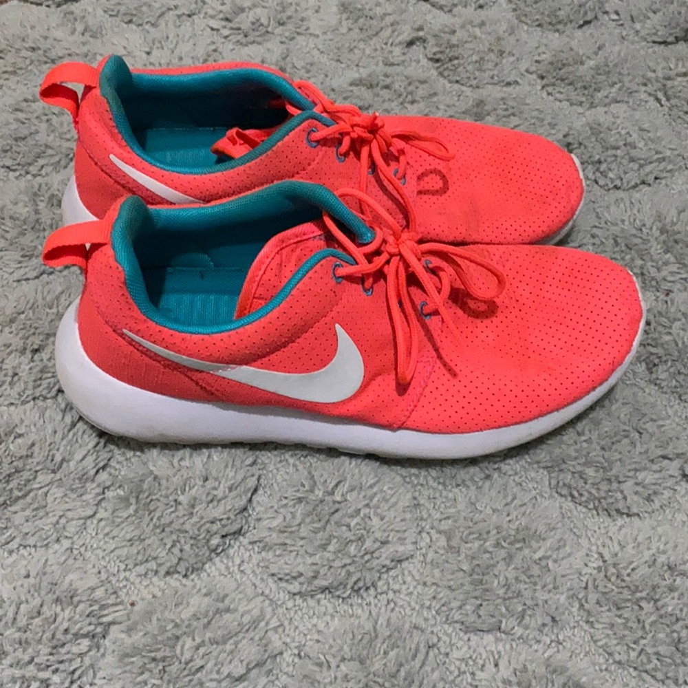 Used Pink nikes size 9